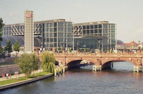 Berlin Hauptbahnhof mit Moltkebrücke